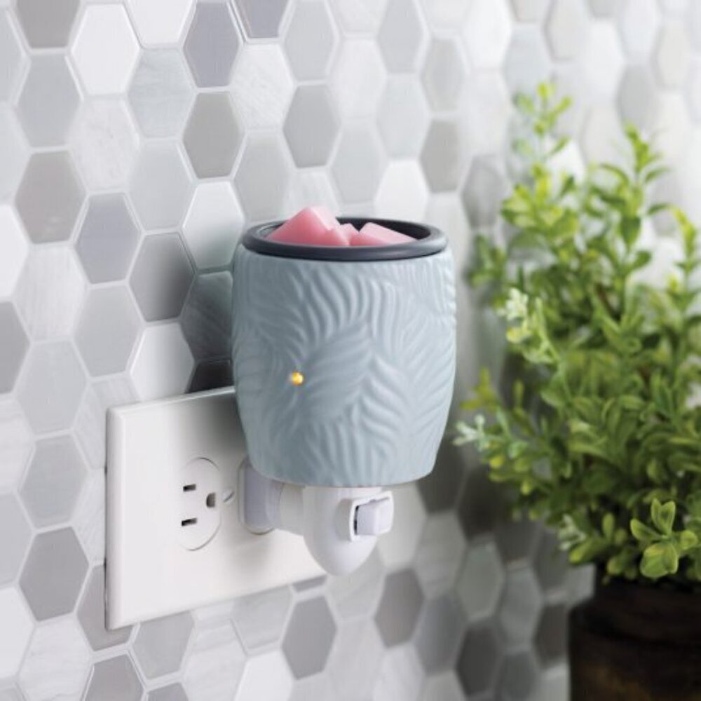 Pluggable Fragrance Warmer in Ocean Palm with Flip Dish for Wax Melts NIB NWT
